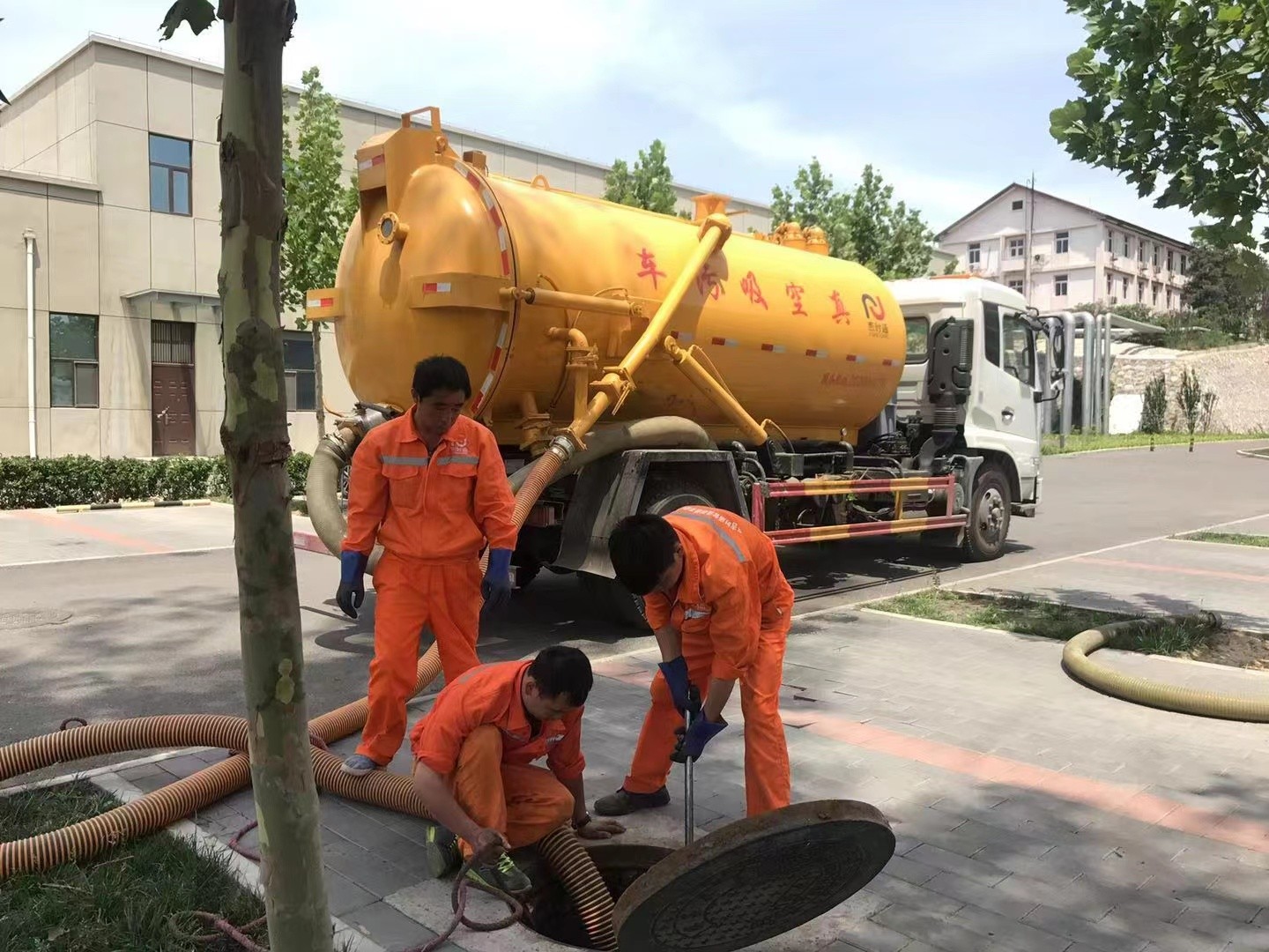 定边管道疏通车停在窨井附近