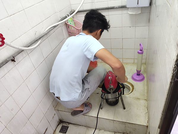 定边管道堵塞冒臭气 专业师傅现场解决问题