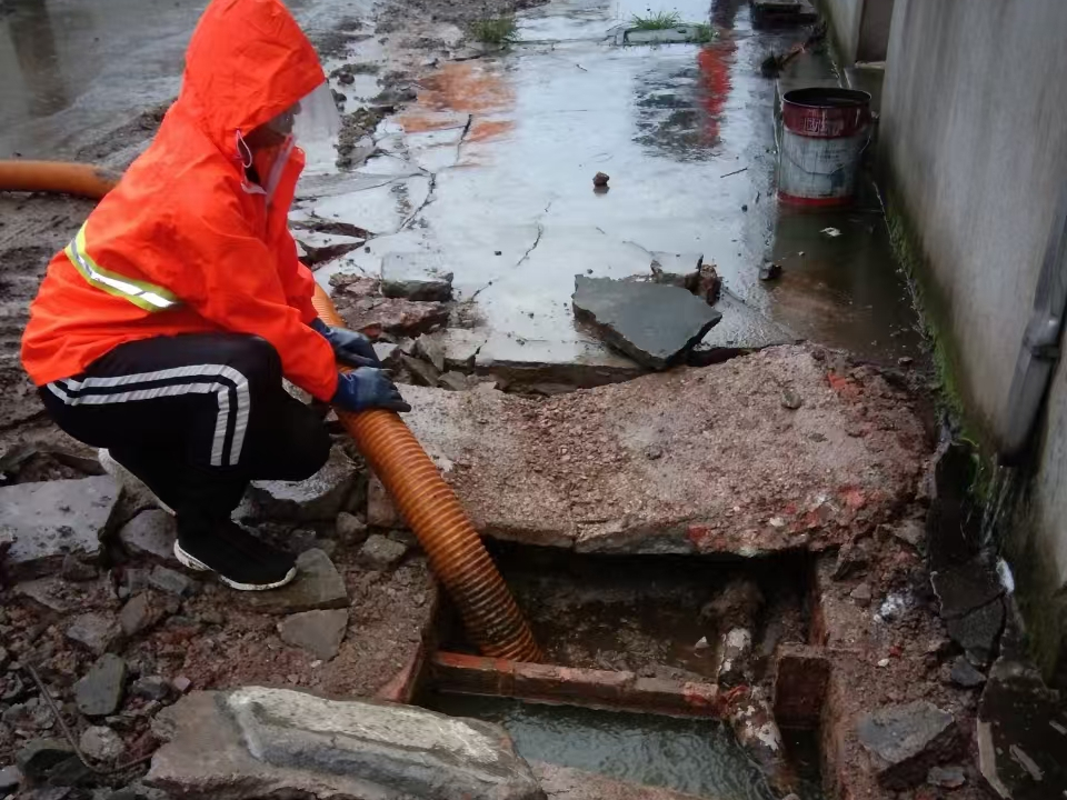 定边专业清理污水池 炜誉市政以规范流程守护城市 “肠道”