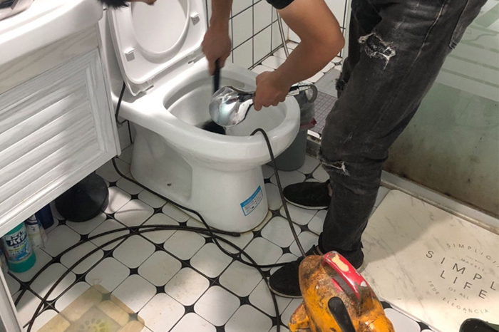 定边马桶堵塞自己疏通还是找师傅？专业上门服务让你省时更省心