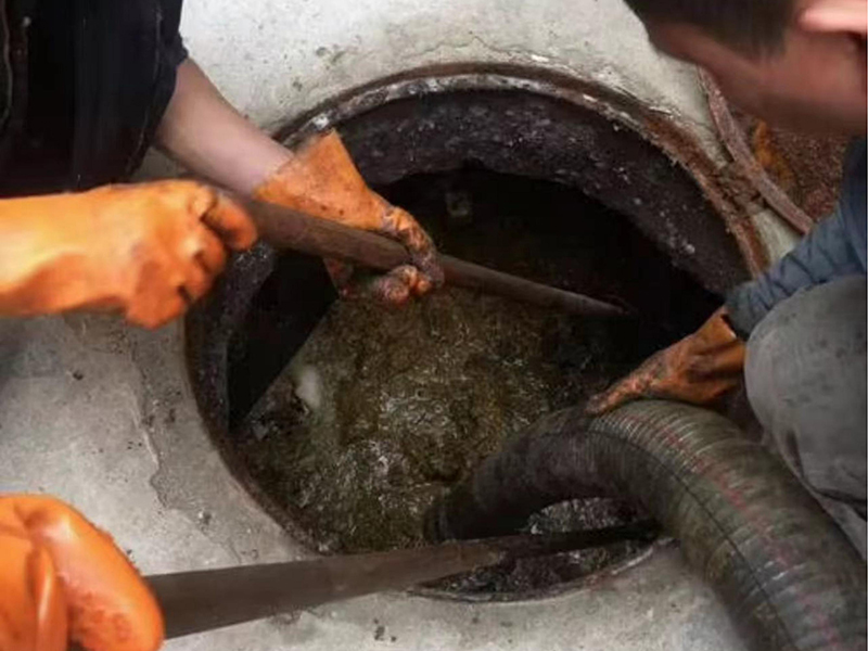 定边清理化粪池时如何避免沼气的危害？